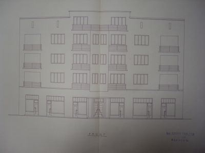 Projekt kamienicy przy ul. Jagiellońskiej 12 z 1937 roku, autorstwa architekta Karola Holzera i technika budowlanego Jerzego Mackiewicza. Uwagę zwracają rozplanowane rytmicznie  witryny sklepowe, kt&oacute;re pokazują, że parter budynku był od początku przeznaczony na cele handlowo-usługowe.  Materiały Biura Miejskiego Konserwatora Zabytk&oacute;w UM Rzeszowa